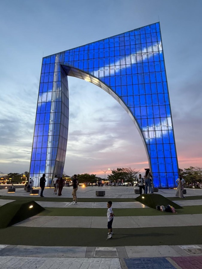 Ventana de Campeones iluminada de azul al atardecer