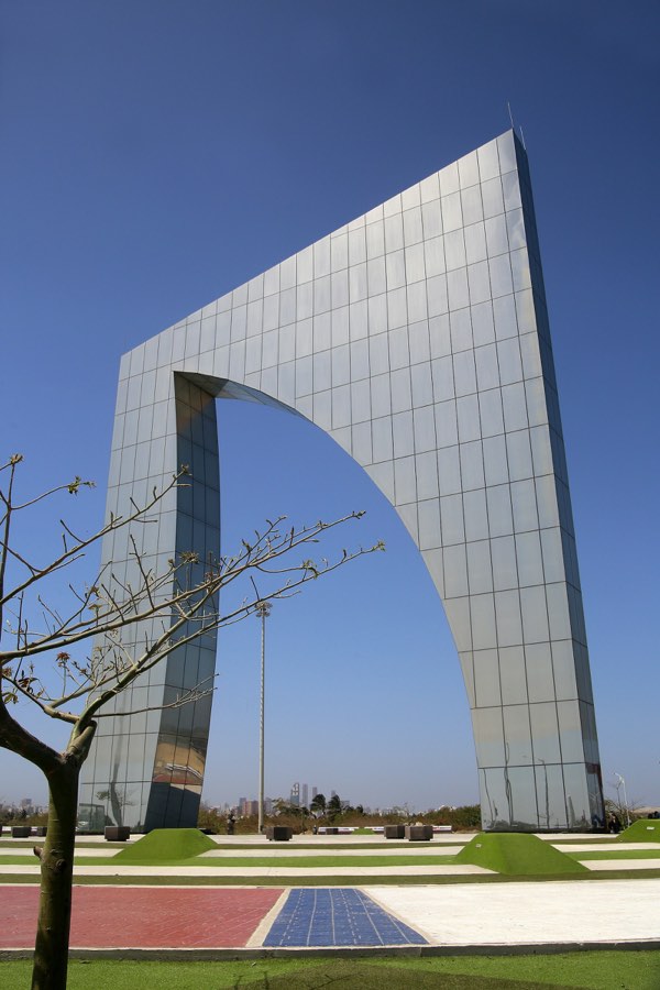 Ventana de Campeones bajo el cielo azul