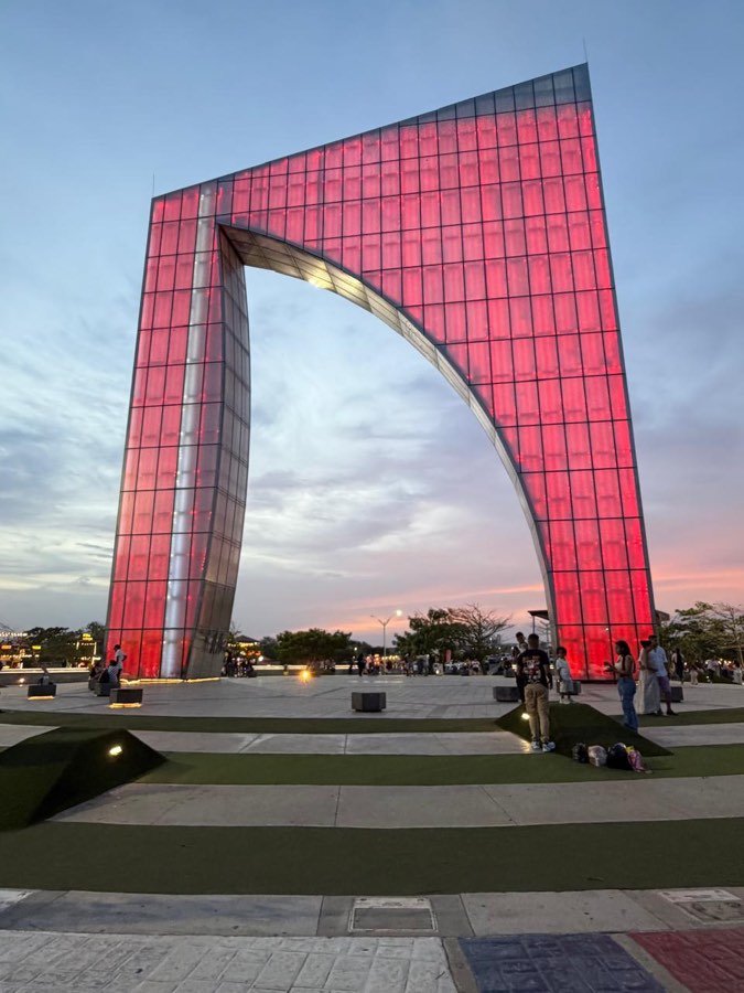 Ventana de Campeones iluminada de rojo al atardecer