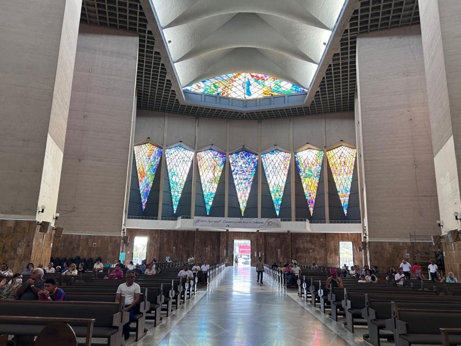 Interior de la catedral con sus vitrales