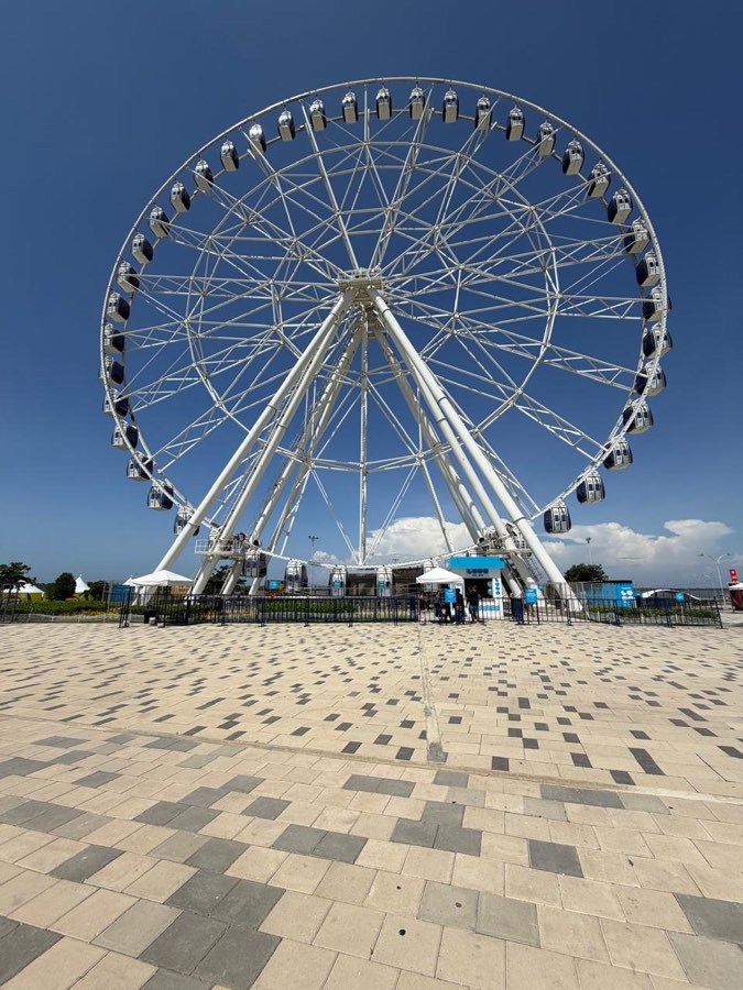 Rueda de la fortuna Luna del Río en el Gran Malecón
