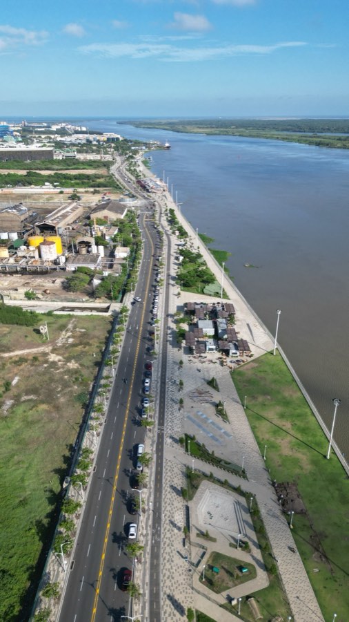 Vista aérea con dron del Gran Malecón junto al río Magdalena
