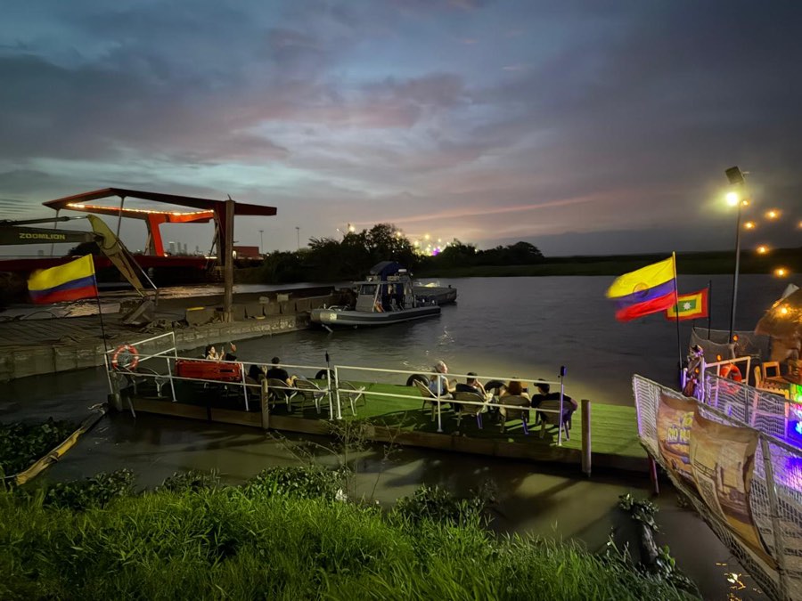 Atardecer en el Jardín del Río del Gran Malecón, con embarcaciones y banderas