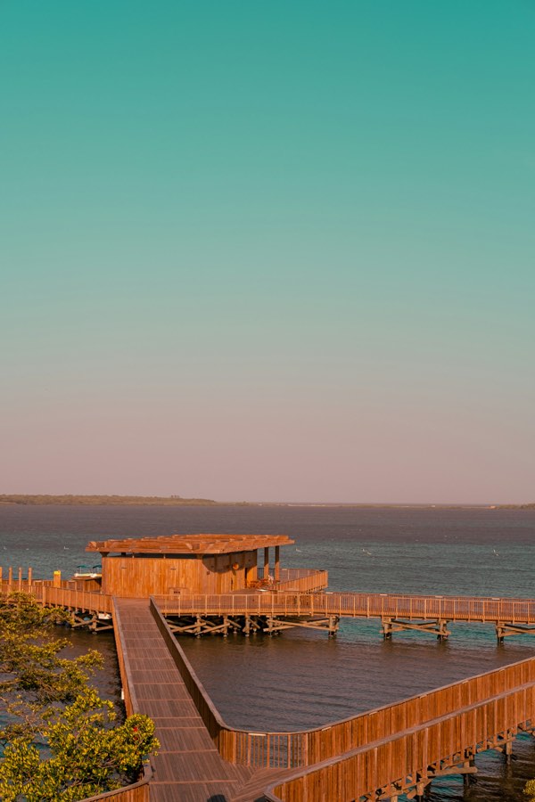 Muelle del ecoparque sobre la ciénaga al atardecer