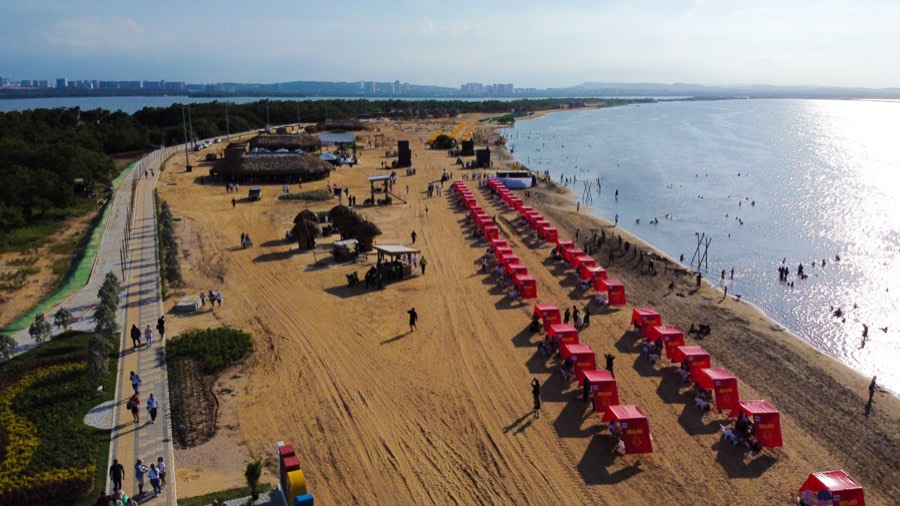 Vista aérea de la playa Puerto Mocho con sus carpas frente al mar