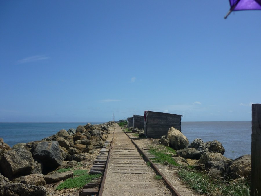 Vía del tren sobre el tajamar hacia Bocas de Ceniza