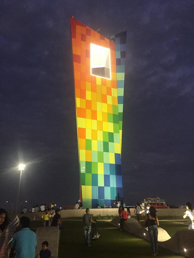 Ventana al Mundo iluminada de noche