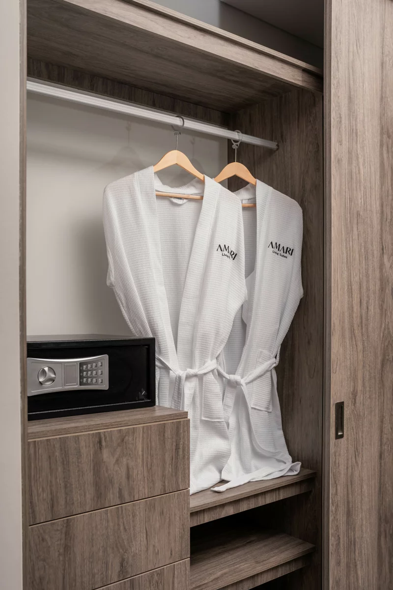 Clóset con batas de baño bordadas con el logo de Amari