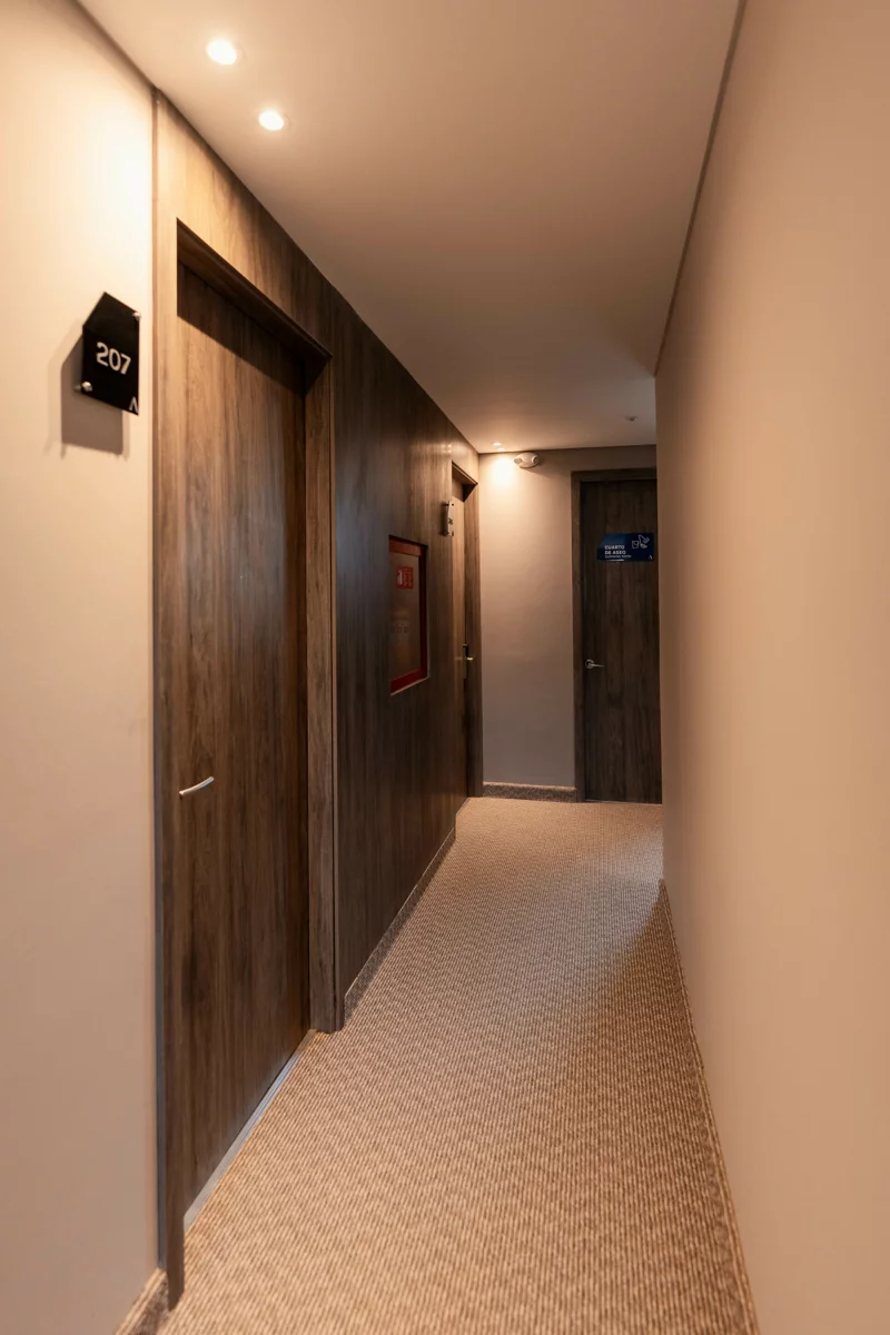 Pasillo de habitaciones con iluminación cálida