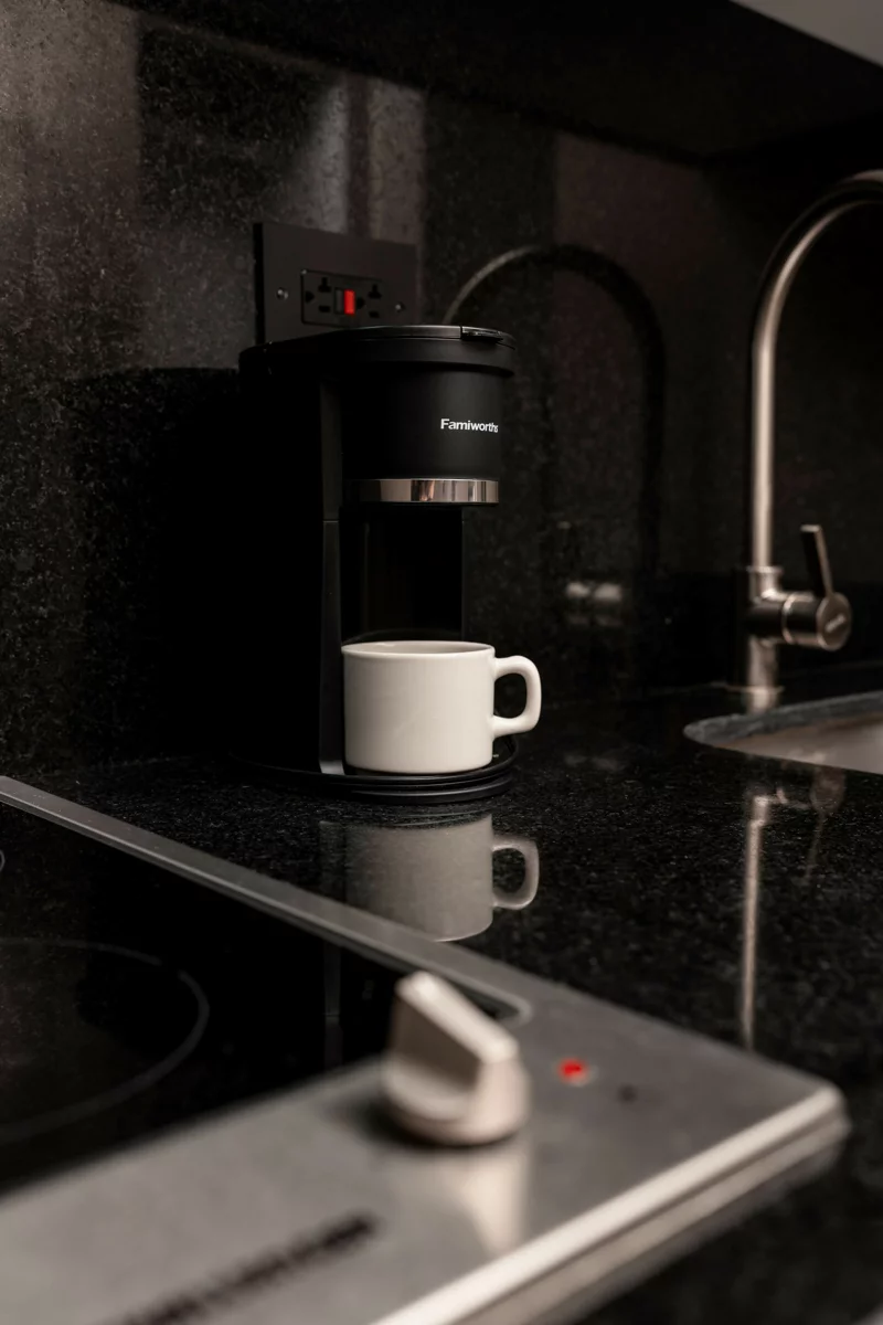 Cafetera sobre el mesón de granito de la cocineta