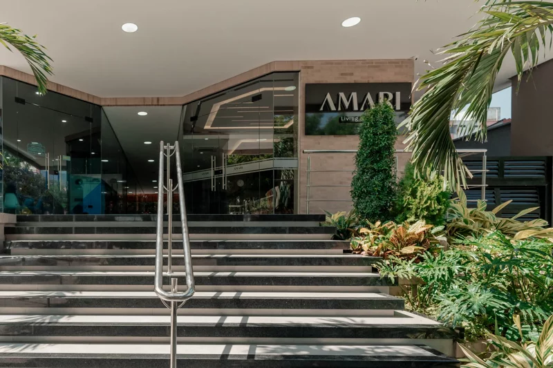 Acceso principal con escaleras y jardín tropical