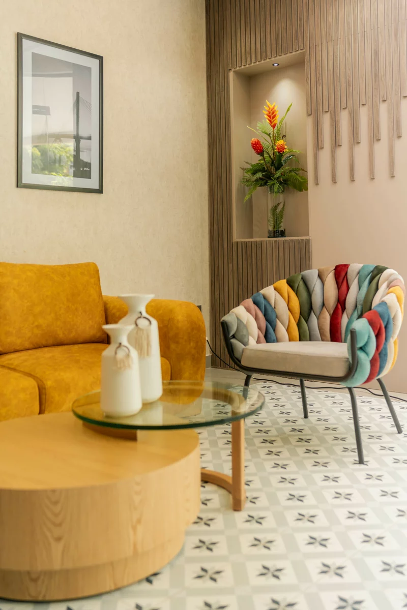 Rincón de la sala común con flores tropicales