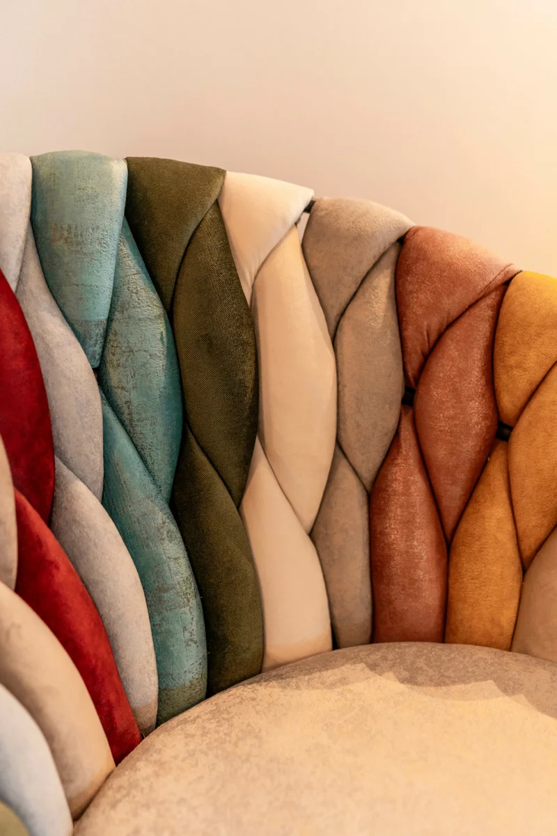 Detalle de silla tejida en colores