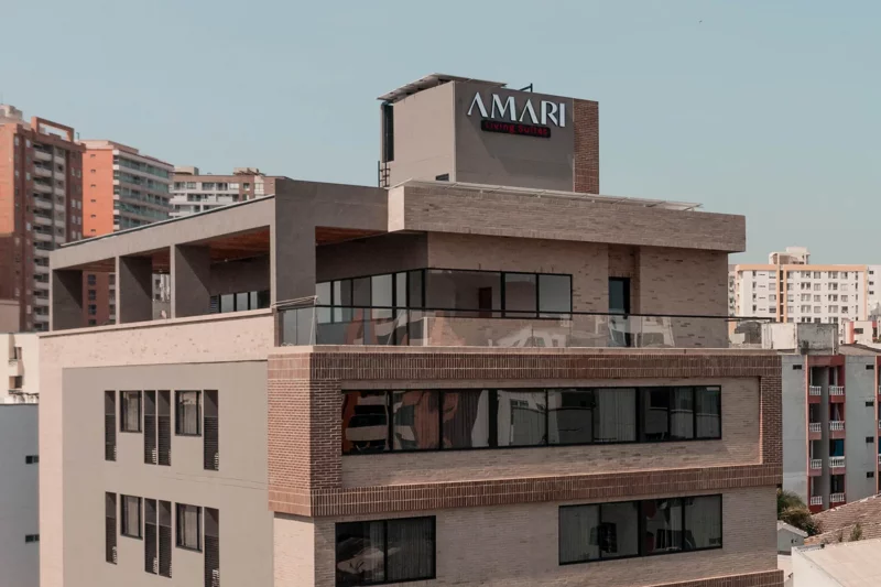 Fachada del edificio Amari Living Suites