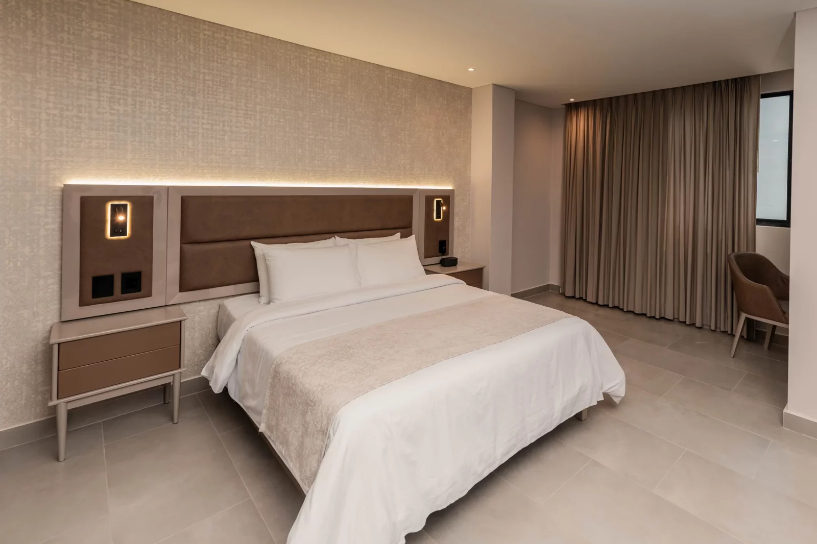 Premium Suite con cama Queen, cabecero iluminado y cortinas