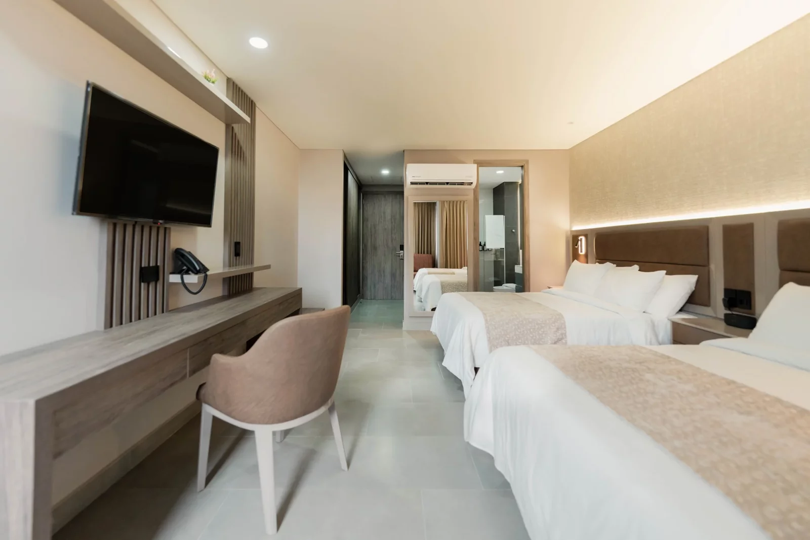 Junior Suite con dos camas, escritorio y televisor